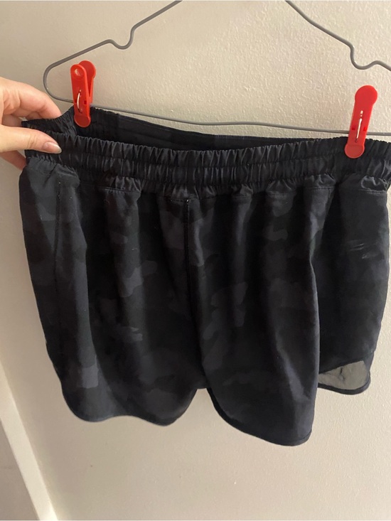 lululemon athletica Pants - Lululemon Black Camo Hotty Hot Shorts 2in Inseam
